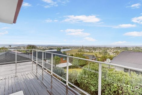 Photo of property in 4 Worthington Place, West Harbour, Auckland, 0618