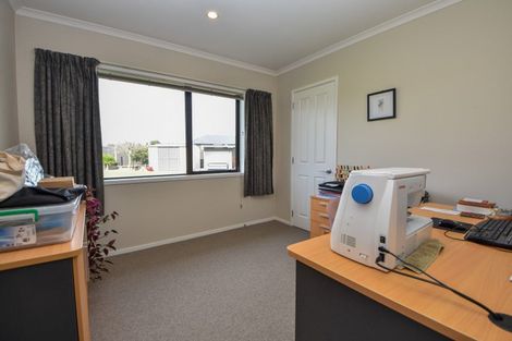 Photo of property in 5 The Glade, Carterton, 5713