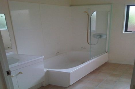 Photo of property in 2/62 Tonar Street, Northcote, Auckland, 0627