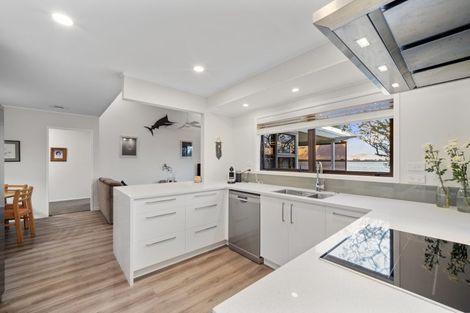 Photo of property in 21 St Annes Crescent, Wattle Downs, Auckland, 2103