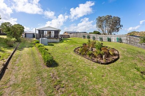 Photo of property in 60 Sarah Street, Waikawa Beach, Levin, 5573