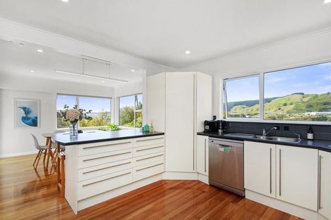 Photo of property in 37 Sunrise Boulevard, Tawa, Wellington, 5028