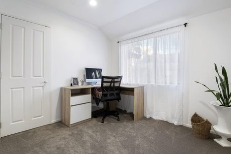 Photo of property in 11 Nottingham Place, Northcross, Auckland, 0630