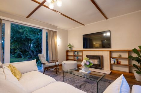 Photo of property in 27 Winston Avenue, Hokowhitu, Palmerston North, 4410