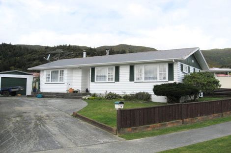 Photo of property in 10 Berkeley Road, Wainuiomata, Lower Hutt, 5014