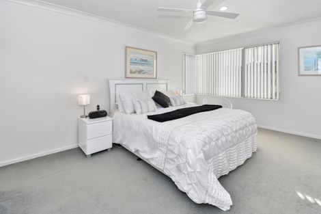 Photo of property in 2/11 The Rosebowl, Sunnyhills, Auckland, 2010