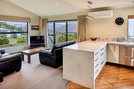 Photo of property in 32 Aspiring Terrace, Aotea, Porirua, 5024