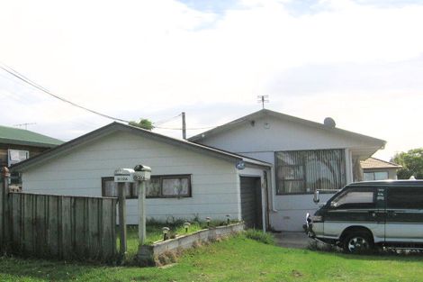 Photo of property in 2/930 East Coast Road, Northcross, Auckland, 0630