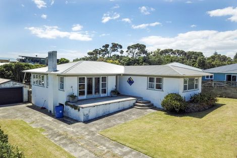 Photo of property in 32 Ripiro Drive, Baylys Beach, Dargaville, 0377