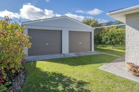 Photo of property in 10 Graham Grove, Waikanae, 5036
