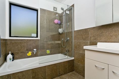 Photo of property in 4 Sevilla Place, Unsworth Heights, Auckland, 0632