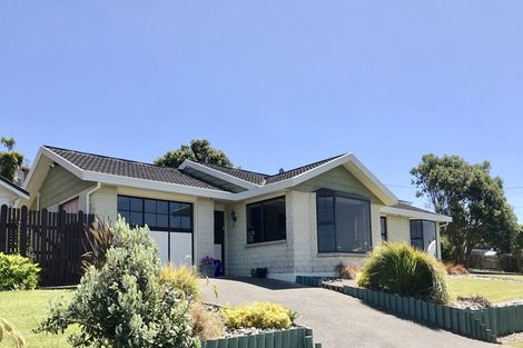 Photo of property in 100 Marine Parade, Bluff, 9814