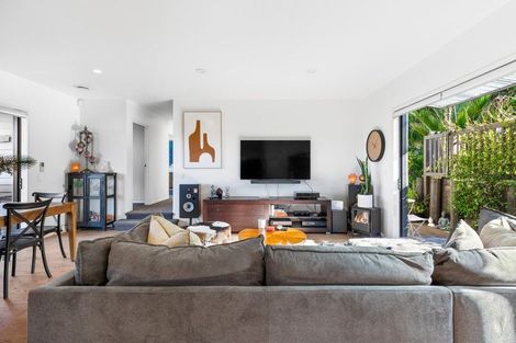 Photo of property in 24 Edgerton Road, Te Atatu Peninsula, Auckland, 0610