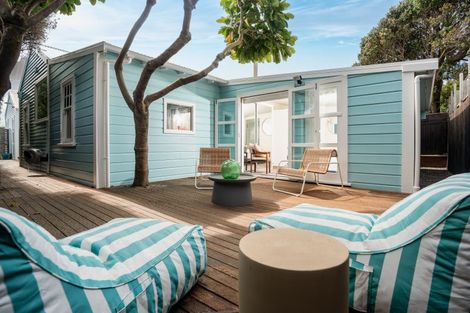 Photo of property in 69 Marine Parade, Seatoun, Wellington, 6022