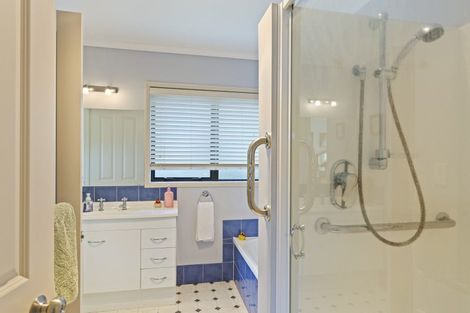 Photo of property in 6 Royal Heights, Glen Avon, New Plymouth, 4312