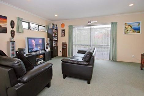 Photo of property in 44 Senator Drive, Manurewa, Auckland, 2105