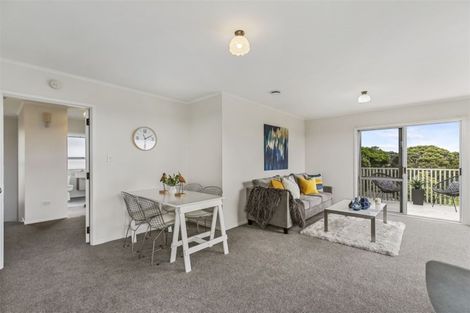Photo of property in 2/16 Stanley Road, Glenfield, Auckland, 0629