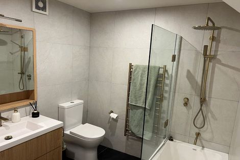 Photo of property in 2/192 Queen Street, Northcote Point, Auckland, 0627