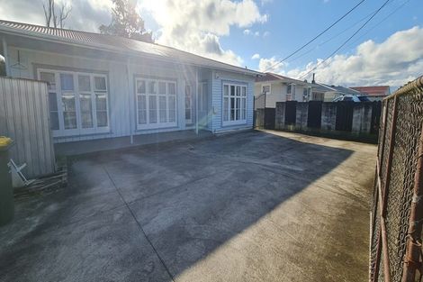 Photo of property in 6 Kingdale Road, Henderson, Auckland, 0610