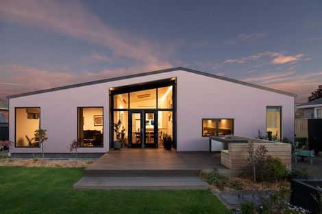 Photo of property in 124 Bowhill Road, New Brighton, Christchurch, 8083