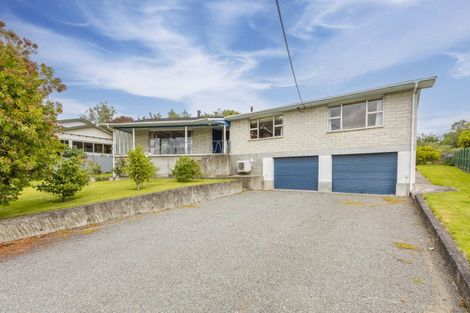 Photo of property in 32 Domain Road, Waipawa, 4210
