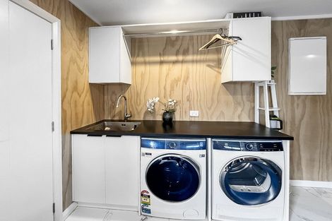 Photo of property in 53 Johnstone Drive, Fitzherbert, Palmerston North, 4410