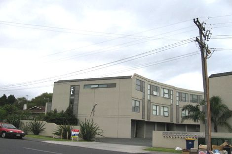 Photo of property in 1/1 Hillcrest Avenue, Hillcrest, Auckland, 0627