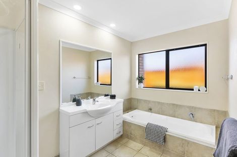 Photo of property in 4 Raphoe Road, Flat Bush, Auckland, 2019