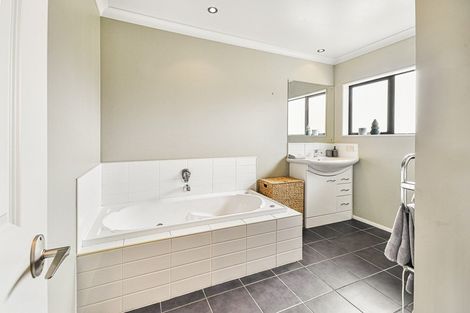 Photo of property in 5 Beirut Court, The Gardens, Auckland, 2105