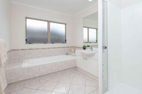 Photo of property in 1 Montecito Place, Golflands, Auckland, 2013