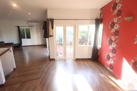 Photo of property in 2/879 East Coast Road, Northcross, Auckland, 0632