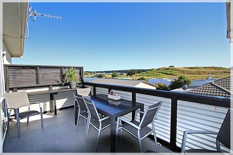 Photo of property in 6 Huia Street, Foxton Beach, Foxton, 4815