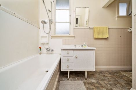 Photo of property in 32 Victoria Road, New Plymouth, 4310