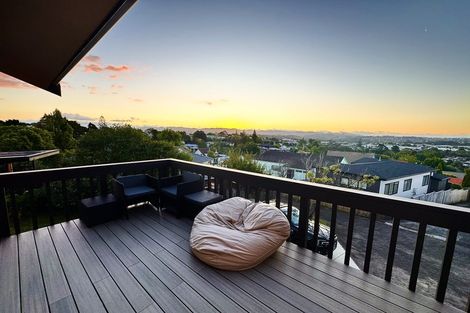 Photo of property in 17 Sungrove Rise, Sunnyvale, Auckland, 0612