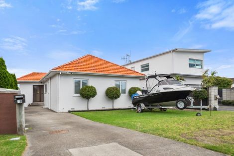 Photo of property in 58 Pitau Road, Mount Maunganui, 3116