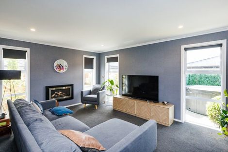 Photo of property in 120 Johnstone Drive, Fitzherbert, Palmerston North, 4410