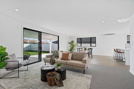 Photo of property in 8 Te Taniwha Road, One Tree Point, 0118