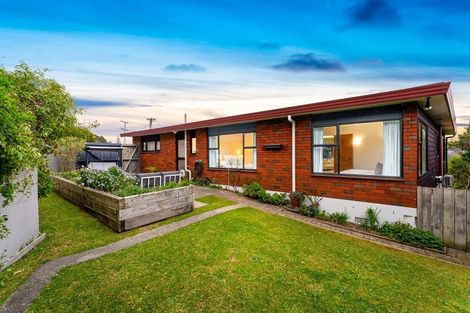 Photo of property in 1/2 Kowhai Road, Campbells Bay, Auckland, 0630