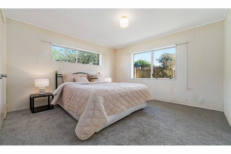 Photo of property in 29 Taupiko Place, Green Bay, Auckland, 0604