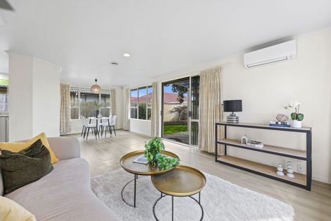 Photo of property in 14 Fernbrook Close, Burswood, Auckland, 2013