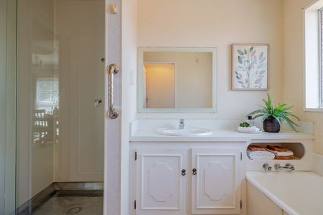 Photo of property in 17 Earl Place, Hokowhitu, Palmerston North, 4410