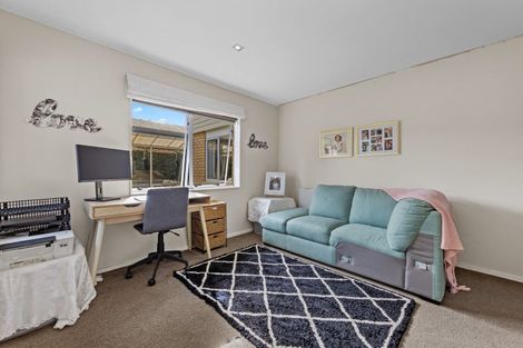 Photo of property in 16 Chippewa Place, Conifer Grove, Takanini, 2112