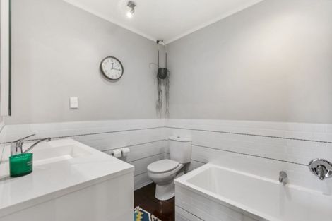 Photo of property in 8 Shanaway Rise, Hillcrest, Auckland, 0627