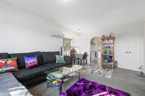 Photo of property in 2/309 Wairau Road, Totara Vale, Auckland, 0627