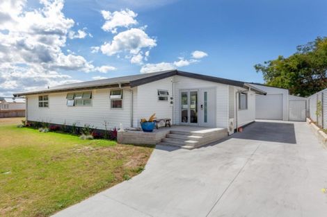 Photo of property in 100 Riverview Road, Whangamata, 3620