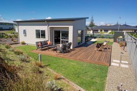 Photo of property in 5 Seagrass Place, Otaki Beach, Otaki, 5512