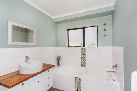 Photo of property in 13 Delphi Grove, Tuakau, 2121