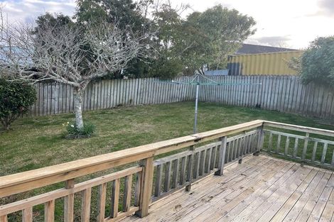 Photo of property in 72 Totaravale Drive, Totara Vale, Auckland, 0629