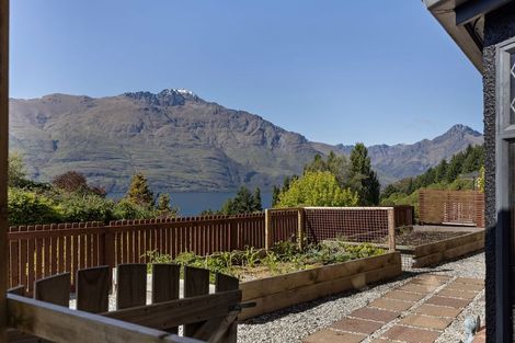 Photo of property in 10 Moss Lane, Sunshine Bay, Queenstown, 9300