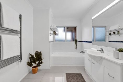 Photo of property in 6c Highfield Place, Highlands Park, New Plymouth, 4312